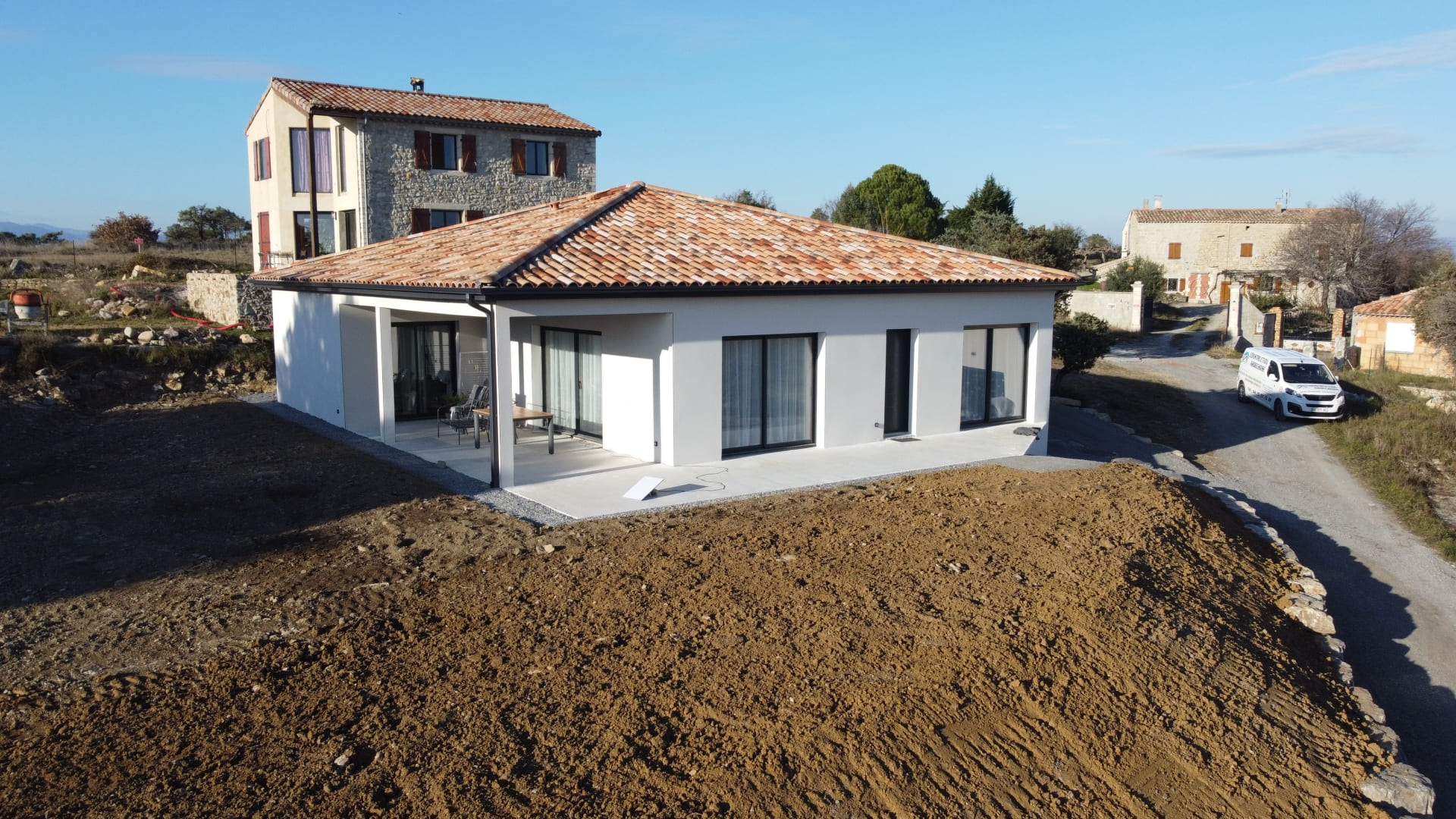 Bâtiment de forme carrée de plain pied avec soubassement